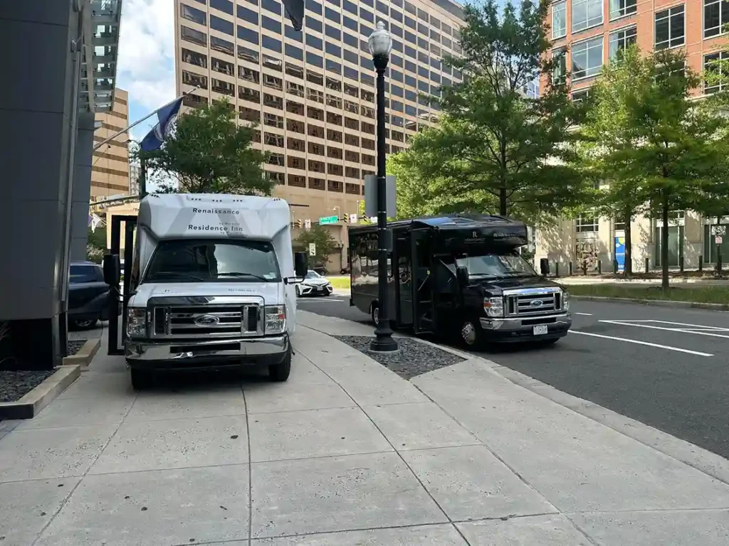 Lavish GM33 Black Bus